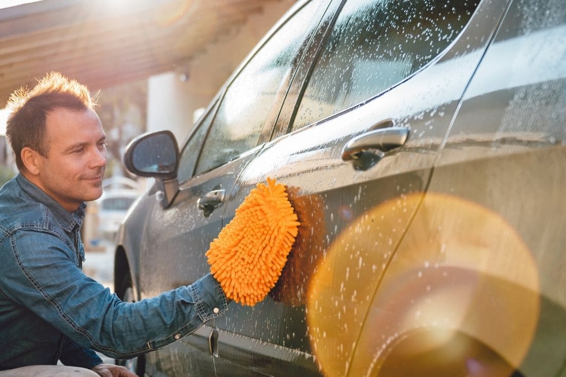 Homem lavando automóvel